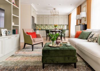 Konyha - Meleg, természetes, vidám színek, tágas konyha kétgyermekes család háromszobás otthonában