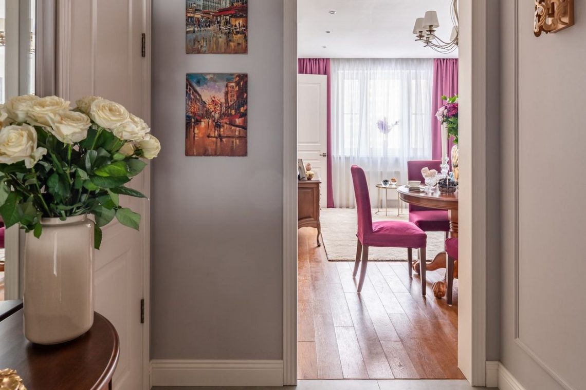 Otthonos berendezés, színes kiegészítők, kis konyha belső ablakkal - hölgy 50m2-es lakása gardróbbal a beépített erkélyen