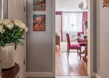 Otthonos berendezés, színes kiegészítők, kis konyha belső ablakkal - hölgy 50m2-es lakása gardróbbal a beépített erkélyen