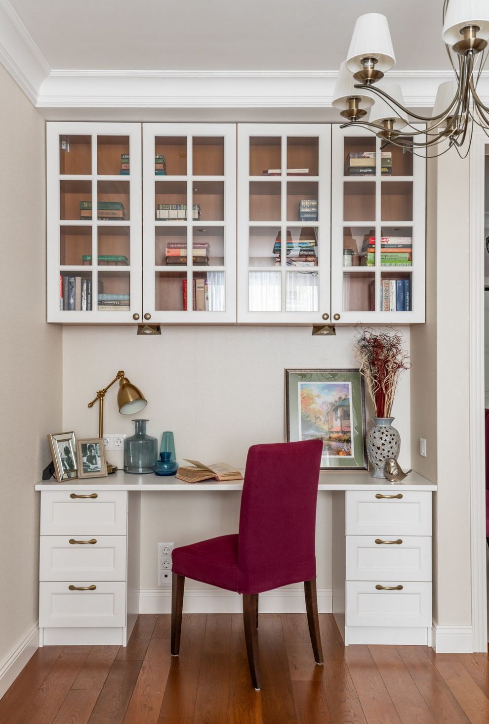 Nappali, étkező, dolgozósarok - Otthonos berendezés, színes kiegészítők, kis konyha belső ablakkal - hölgy 50m2-es lakása gardróbbal a beépített erkélyen