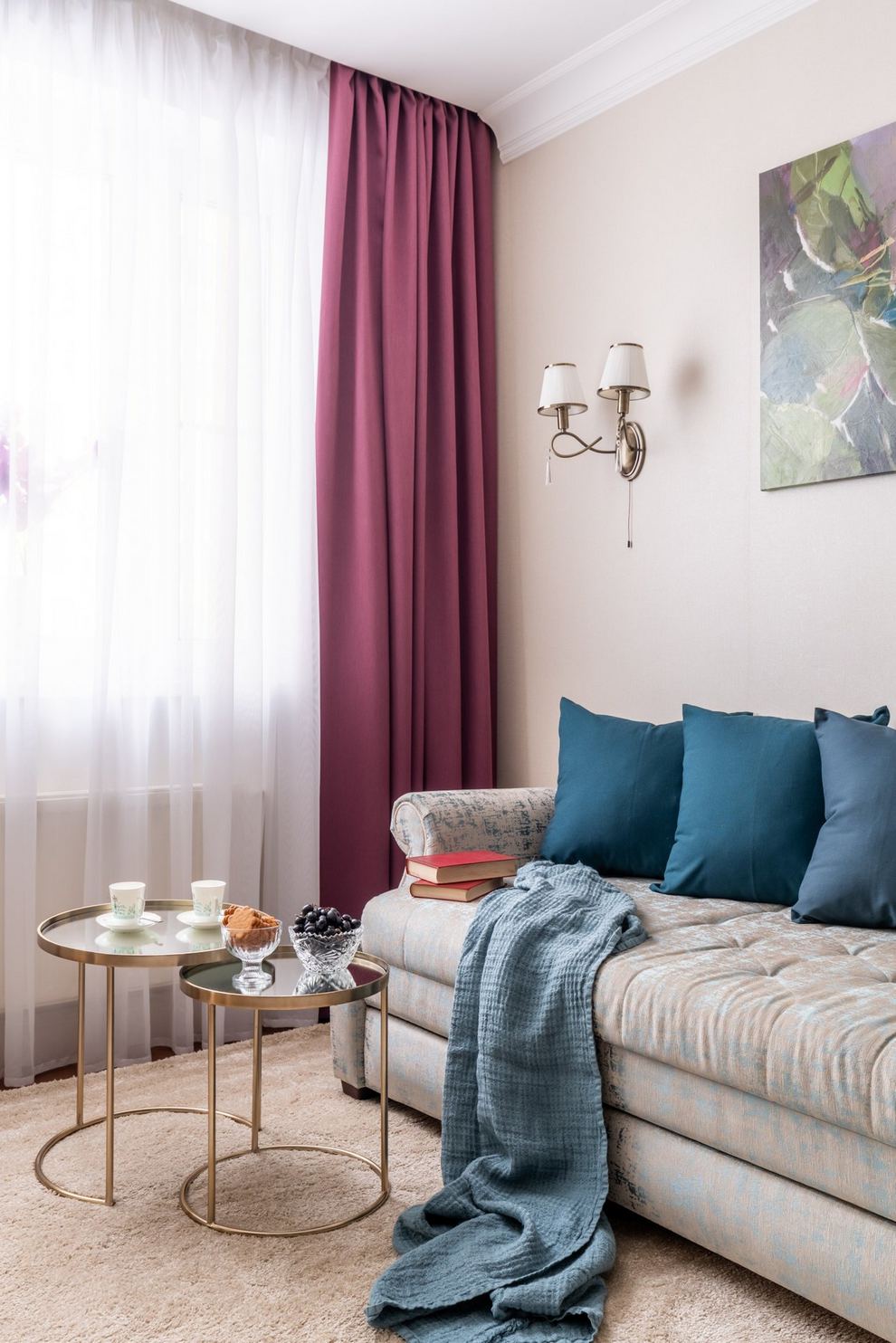 Nappali - Otthonos berendezés, színes kiegészítők, kis konyha belső ablakkal - hölgy 50m2-es lakása gardróbbal a beépített erkélyen