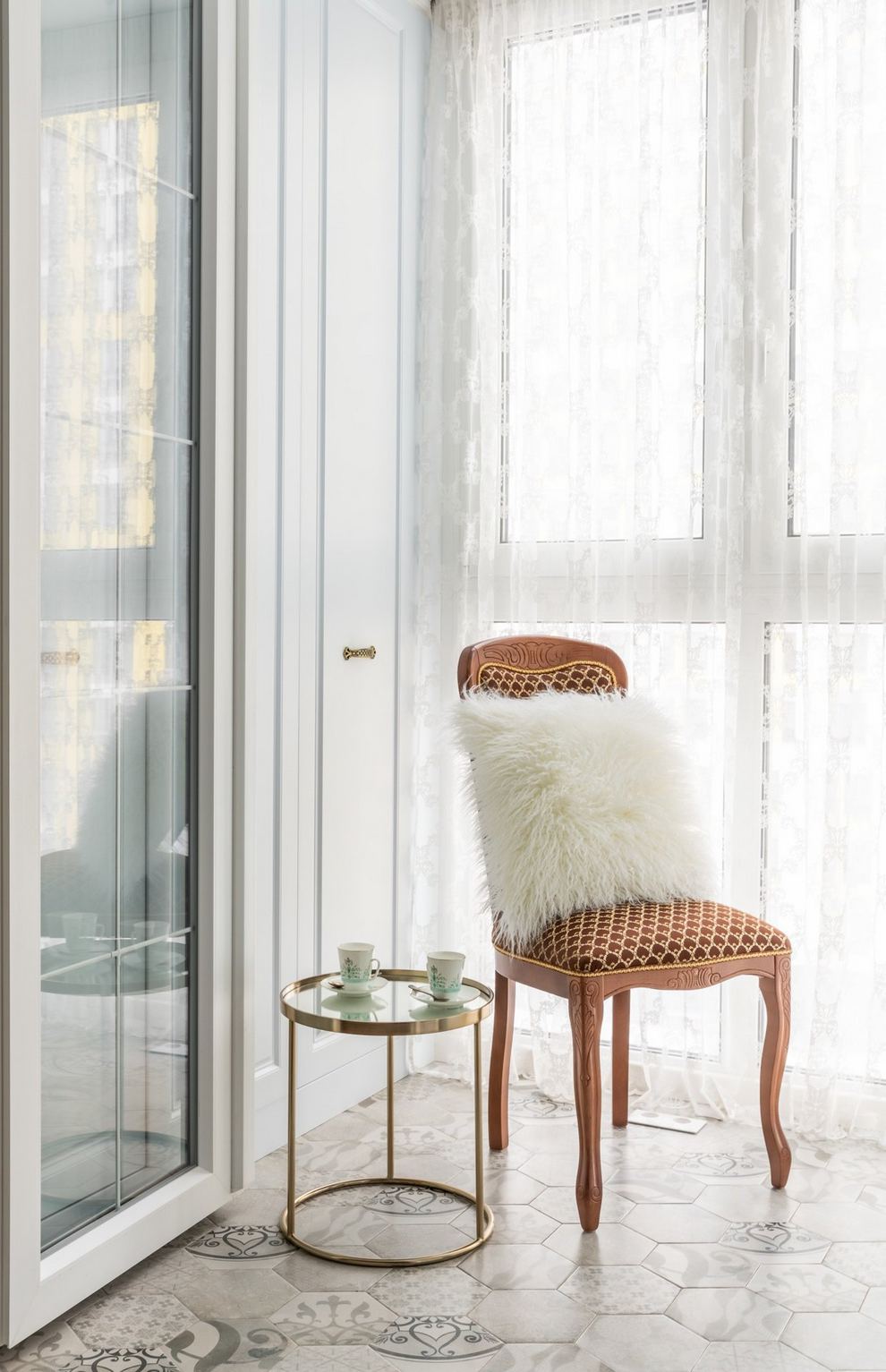 Beépített erkély gardróbbal - Otthonos berendezés, színes kiegészítők, kis konyha belső ablakkal - hölgy 50m2-es lakása gardróbbal a beépített erkélyen