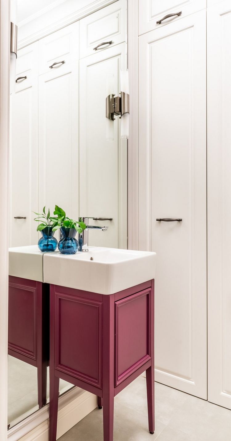 Mellékhelyiség - Otthonos berendezés, színes kiegészítők, kis konyha belső ablakkal - hölgy 50m2-es lakása gardróbbal a beépített erkélyen