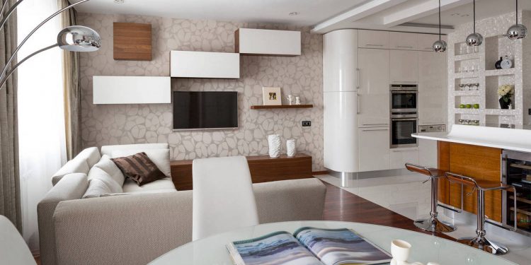 Szép és különleges modern konyha és nappali fehér és fa kombinációjával, mozaikkal, lekerekített vonalakkal