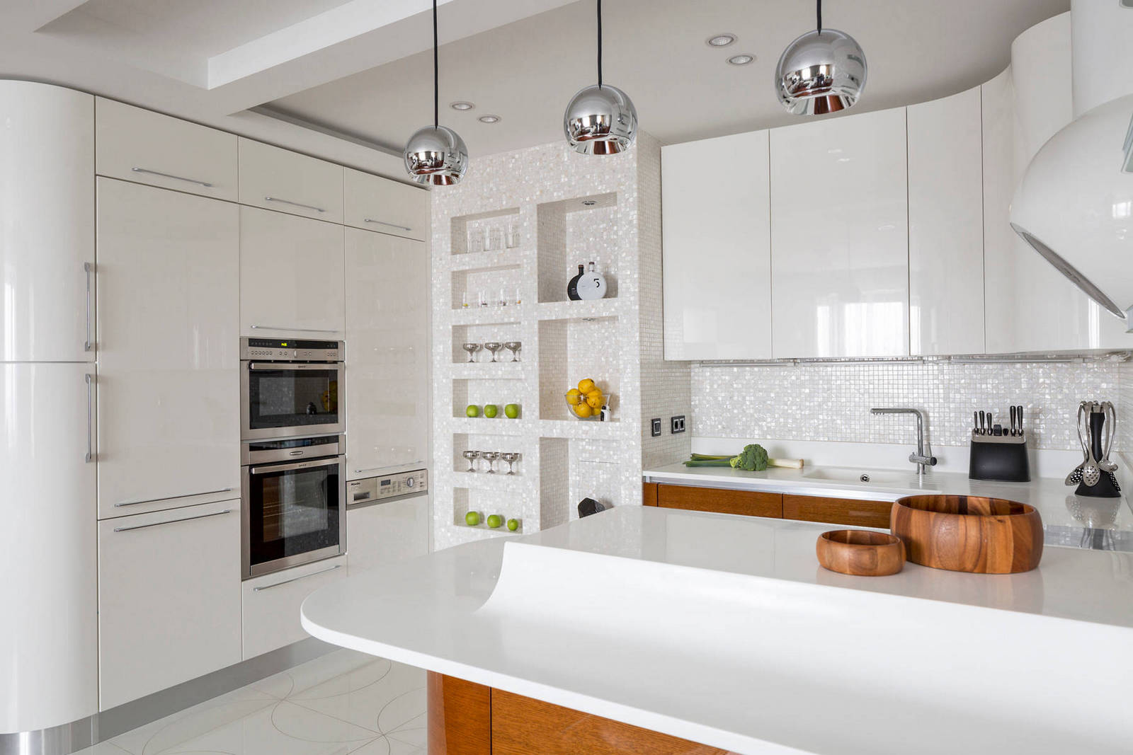 Szép és különleges modern konyha és nappali fehér és fa kombinációjával, mozaikkal, lekerekített vonalakkal