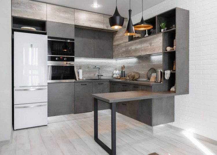 Modern konyhabútor tükör lábazattal