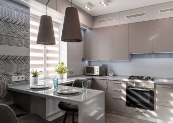 Ajtók nélkül, kevés fallal kényelmesen berendezett 49m2 - fiatal férfi modern otthona bézses szürke és kék dekorációval