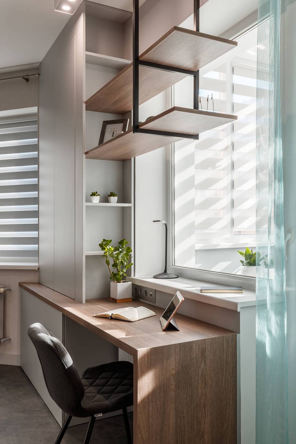 Ajtók nélkül, kevés fallal kényelmesen berendezett 49m2 - fiatal férfi modern otthona bézses szürke és kék dekorációval