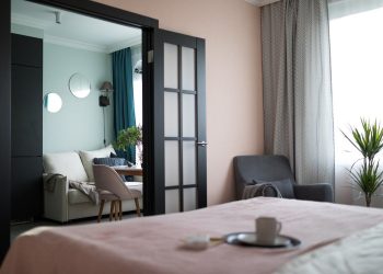 Fiatal hölgy és egy francia bulldog 38m2-en, otthonos, stílusos lakás IKEA bútorokkal, minden négyzetmétert optimálisan kihasználva