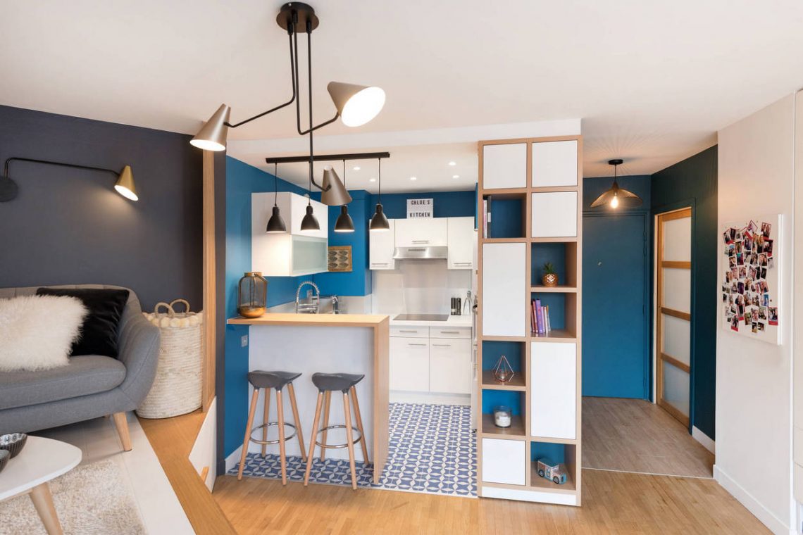 Fiatal lány cicával egy kreatívan berendezett 20m2-es mini lakásban - Kényelmetlen sarok ügyes hasznosítása, tárolórendszer kialakítása és egy jól elkülönülő konyha blokk