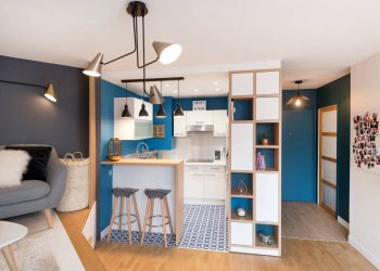 Fiatal lány cicával egy kreatívan berendezett 20m2-es mini lakásban - Kényelmetlen sarok ügyes hasznosítása, tárolórendszer kialakítása és egy jól elkülönülő konyha blokk