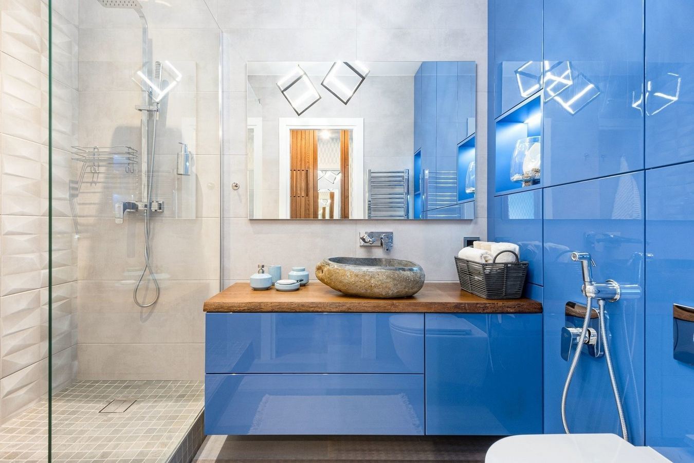 Díszítés erős színekkel a fürdőszobában - új fürdőszoba trendek 2020