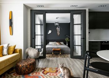 Mustársárga kiegészítők, etnikus dekoráció, modern berendezés fiatal nő 43m2-es lakásában