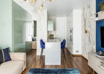 Művészien megkomponált lakberendezés 28m2-es egyszobás lakásban, De Stijl szellemében