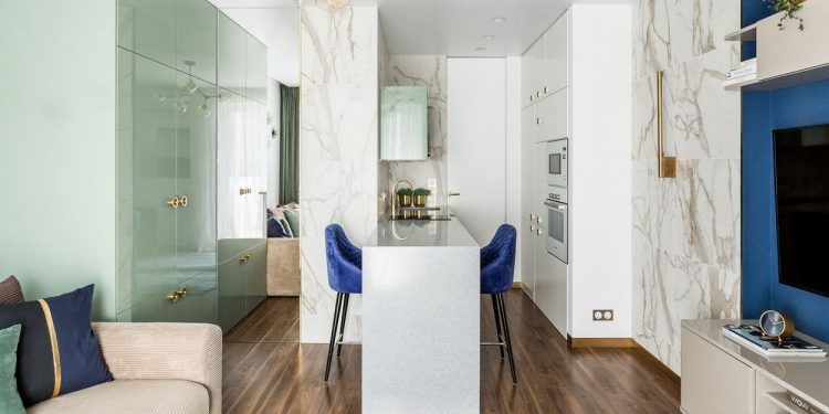 Művészien megkomponált lakberendezés 28m2-es egyszobás lakásban, De Stijl szellemében