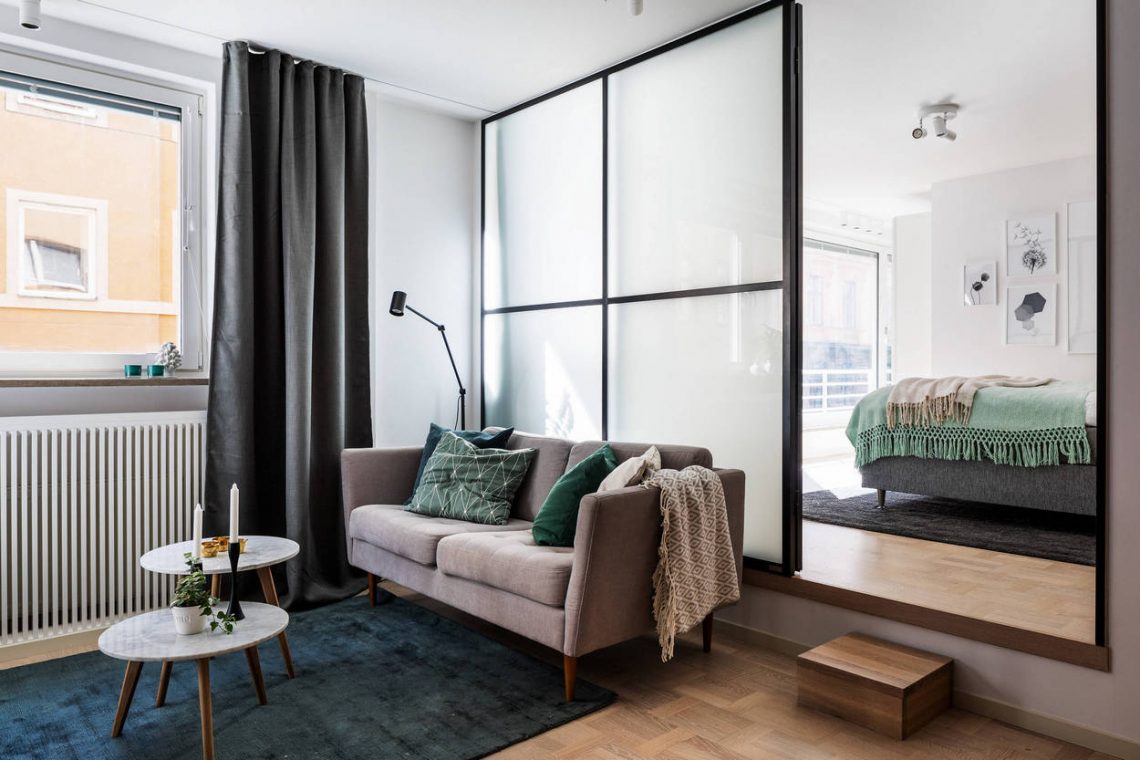 Okosan tervezett válaszfalak, tejüveggel és szekrénnyel kétszobás, 45m2-es lakásban