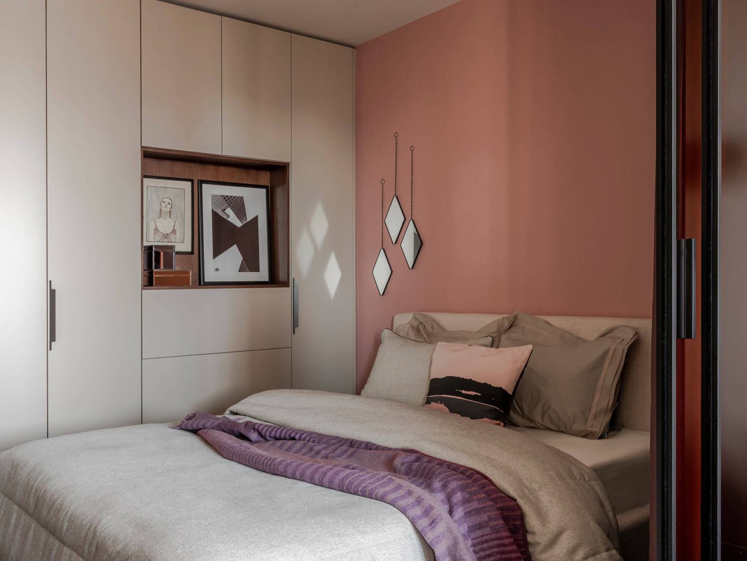 Pink és természetes árnyalatok 45m2-es, kényelmesen berendezett lakásban - pink, keki, barna színpaletta