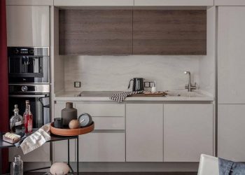 Meleg színek, természetes árnyalatok 45m2-es, kényelmesen berendezett lakásban – pink, keki, barna színpaletta