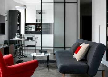 Piros és szürke szép harmóniája, modern berendezés 50m2-en, okosan kialakított terekkel