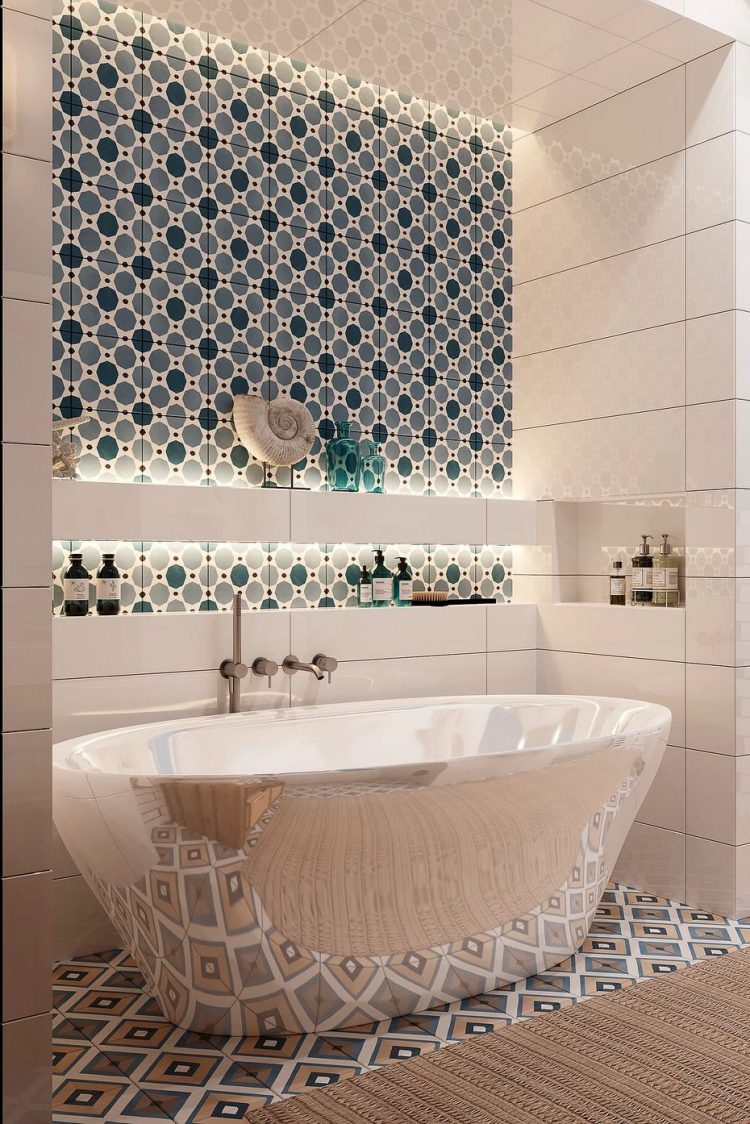 Szabadon álló fürdőkád, épített polc a falon, elegáns burkolatok