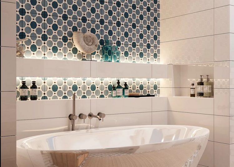 Szabadon álló fürdőkád, épített polc a falon, elegáns burkolatok