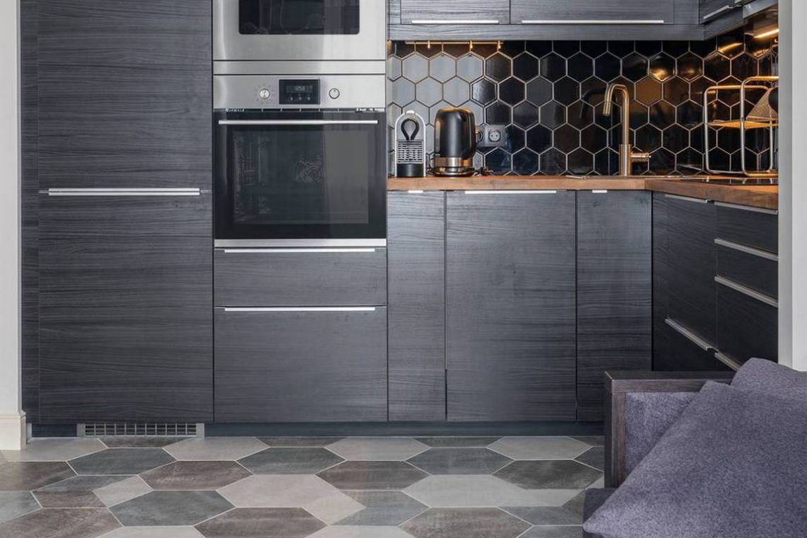 Hatszögletű kerámia burkolat a padlón és a konyha hátfalon