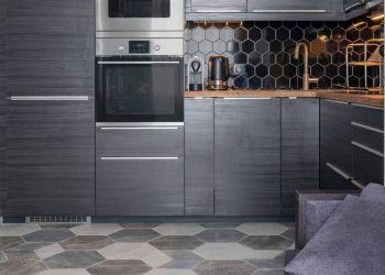 Hatszögletű kerámia burkolat a padlón és a konyha hátfalon