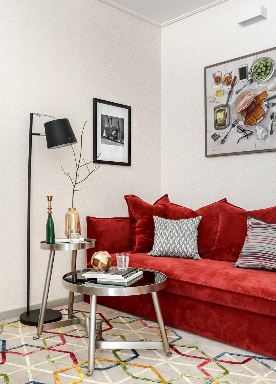 Fiú diák lakása, de erős férfias karakter nélkül - 43m2, piros kanapé, külön hálószoba belső ablakkal Fiú diák lakása, de erős férfias karakter nélkül - 43m2, piros kanapé, külön hálószoba belső ablakkal