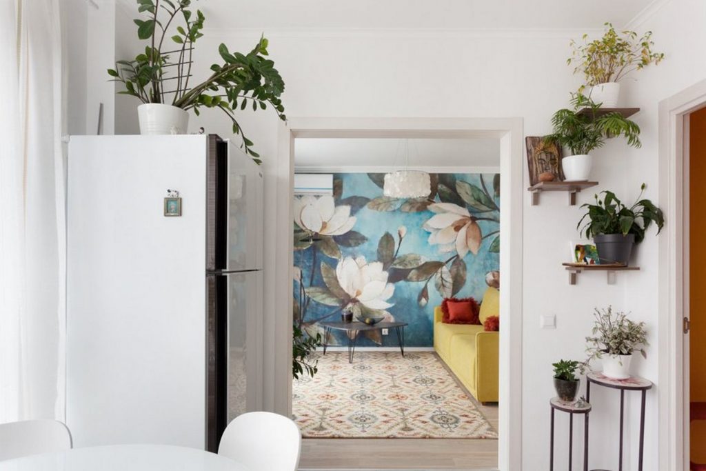 Freskó poszter lótuszvirággal, üveg polc hátfalak nappali és háló között 47m2-es lakásban