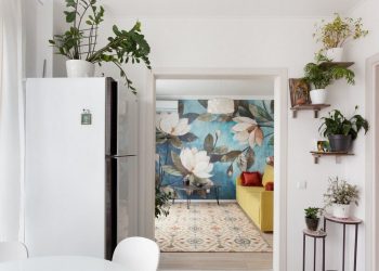 Freskó poszter lótuszvirággal, üveg polc hátfalak nappali és háló között 47m2-es lakásban