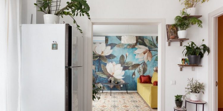 Freskó poszter lótuszvirággal, üveg polc hátfalak nappali és háló között 47m2-es lakásban