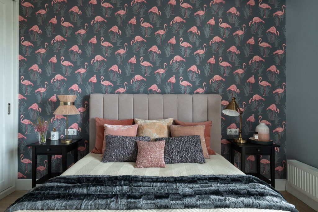 Két divatos hálószoba flamingó és virágmintás tapétával, szürke, rózsaszín kombinációjával bronz kiegészítőkkel