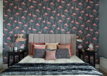 Két divatos hálószoba flamingó és virágmintás tapétával, szürke, rózsaszín kombinációjával bronz kiegészítőkkel