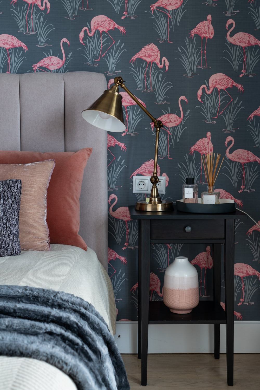 Két divatos hálószoba flamingó és virágmintás tapétával, szürke, rózsaszín kombinációjával bronz kiegészítőkkel