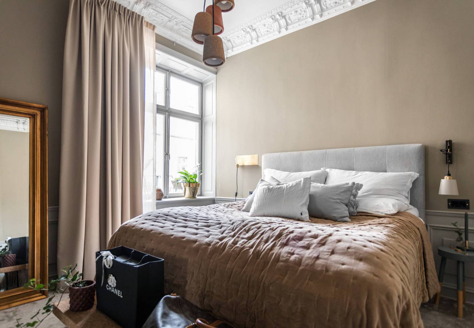 Kifinomult, stílusos terek a szürke színt profin alkalmazva, arany részletek és semleges árnyalatok szép összhangja Kifinomult, stílusos terek a szürke színt profin alkalmazva, arany részletek és semleges árnyalatok szép összhangja