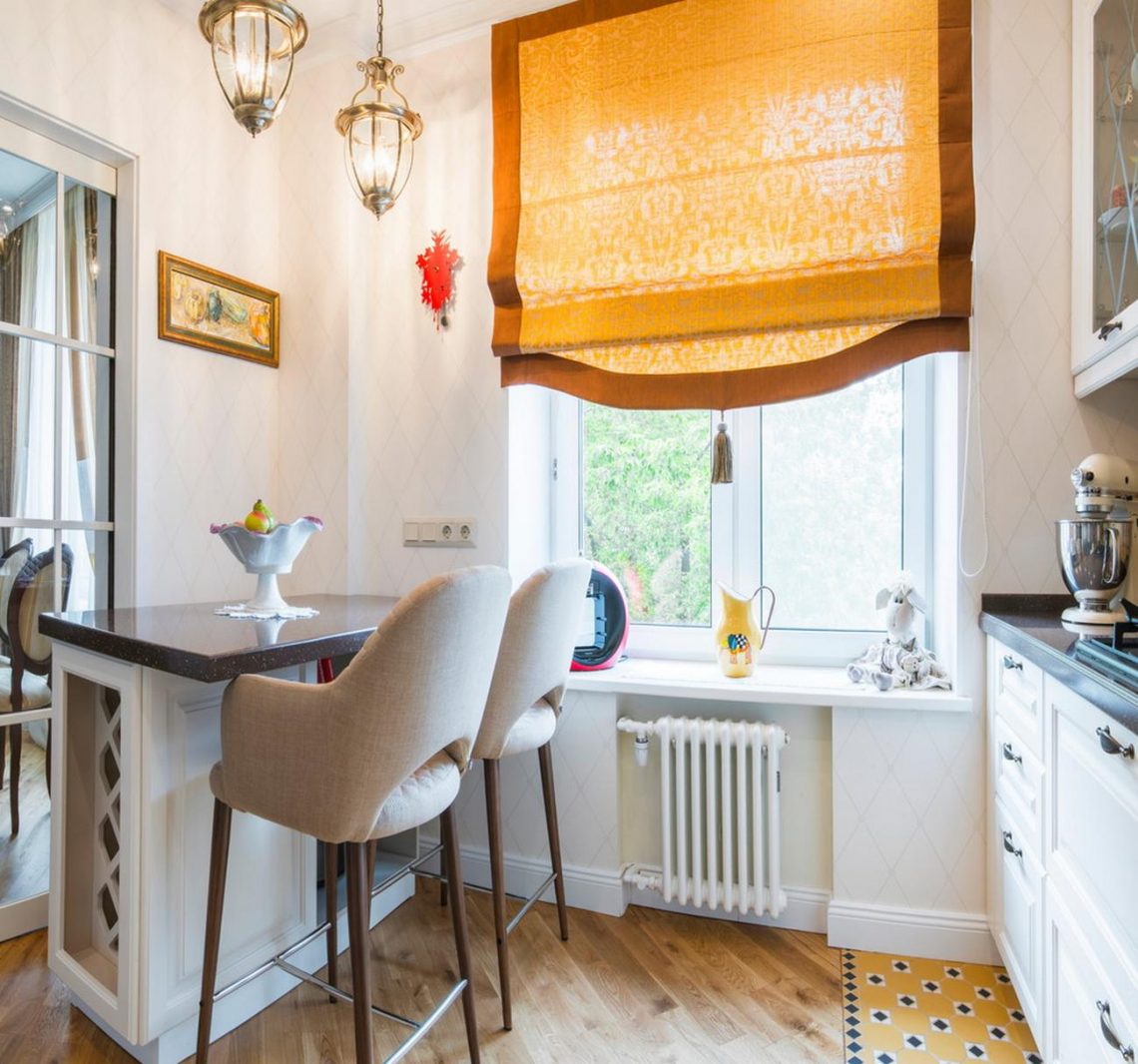 Kis konyha több ötlettel - konyhasziget-étkezőpult bortartóval, római roló, a burkolatok, modern klasszikus design