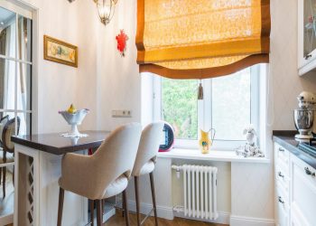 Kis konyha több ötlettel - konyhasziget-étkezőpult bortartóval, római roló, a burkolatok, modern klasszikus design