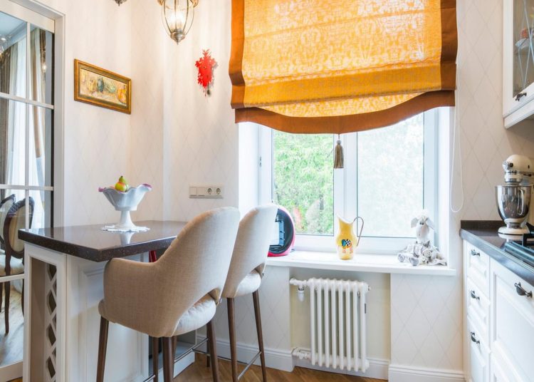 Kis konyha több ötlettel - konyhasziget-étkezőpult bortartóval, római roló, a burkolatok, modern klasszikus design