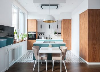 Konyhasziget, tágas, kényelmes terek 54m-en, fiatal nő lakása egyszerű, világos berendezéssel, természetes anyagokkal