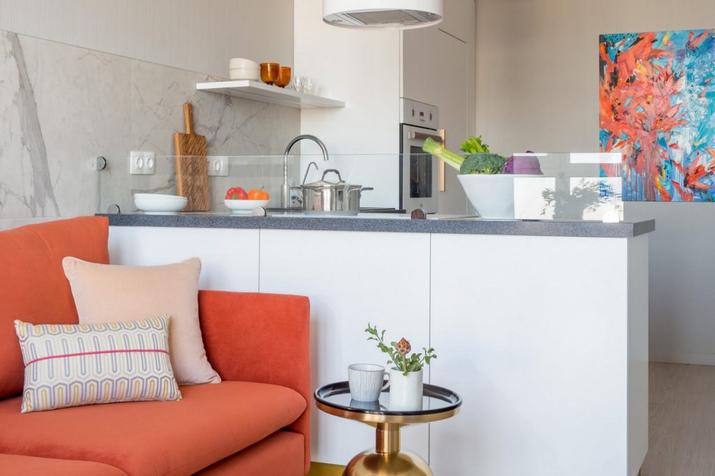 Modern berendezés lágy nőies dekorációval, meleg színekkel, arany részletekkel új lakásban