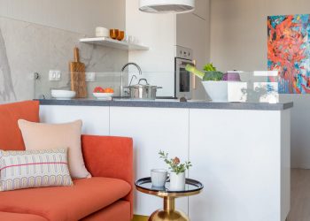 Modern berendezés lágy nőies dekorációval, meleg színekkel, arany részletekkel új lakásban