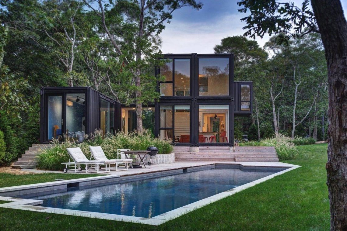 Nagy konténerház erdei környezetben, tölgyfa köré építve a modern, 6 szállító konténerből álló otthont