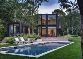 Nagy konténerház erdei környezetben, tölgyfa köré építve a modern, 6 szállító konténerből álló otthont