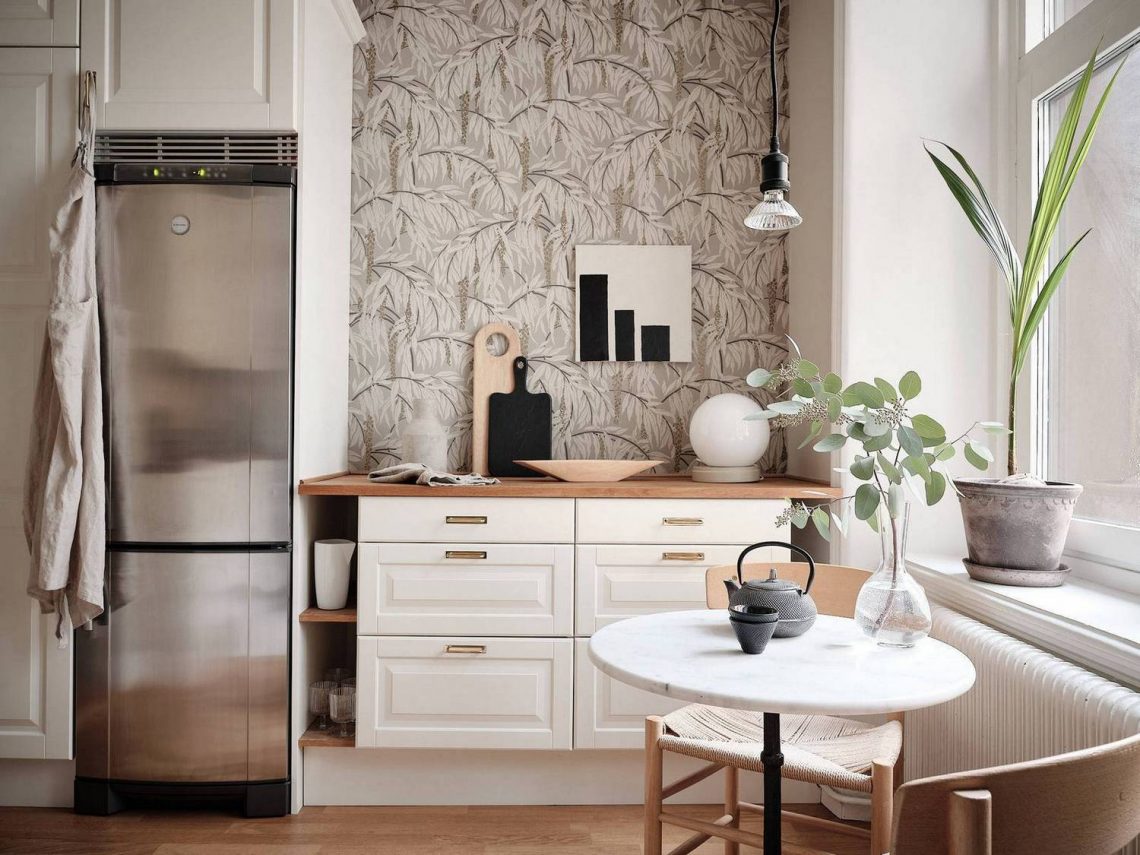 Nagyon kellemes pasztell zöld falak, világos meleg árnyalatok, természetes anyagok egy kétszobás, 64m2-es lakásban