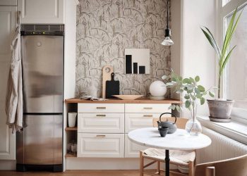 Nagyon kellemes pasztell zöld falak, világos meleg árnyalatok, természetes anyagok egy kétszobás, 64m2-es lakásban