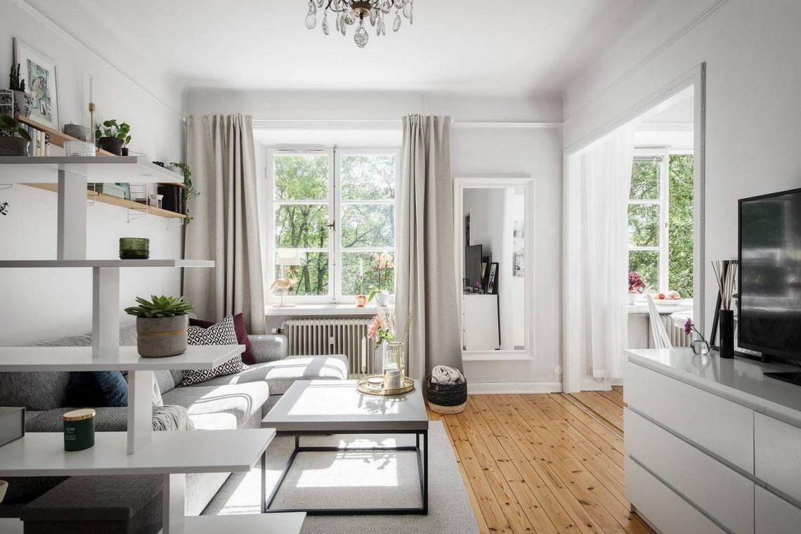 Négyzet alakú alaprajz tökéletes berendezése 34m2-en fa és fehér harmóniájával, szuper konyhával