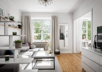 Négyzet alakú alaprajz tökéletes berendezése 34m2-en fa és fehér harmóniájával, szuper konyhával