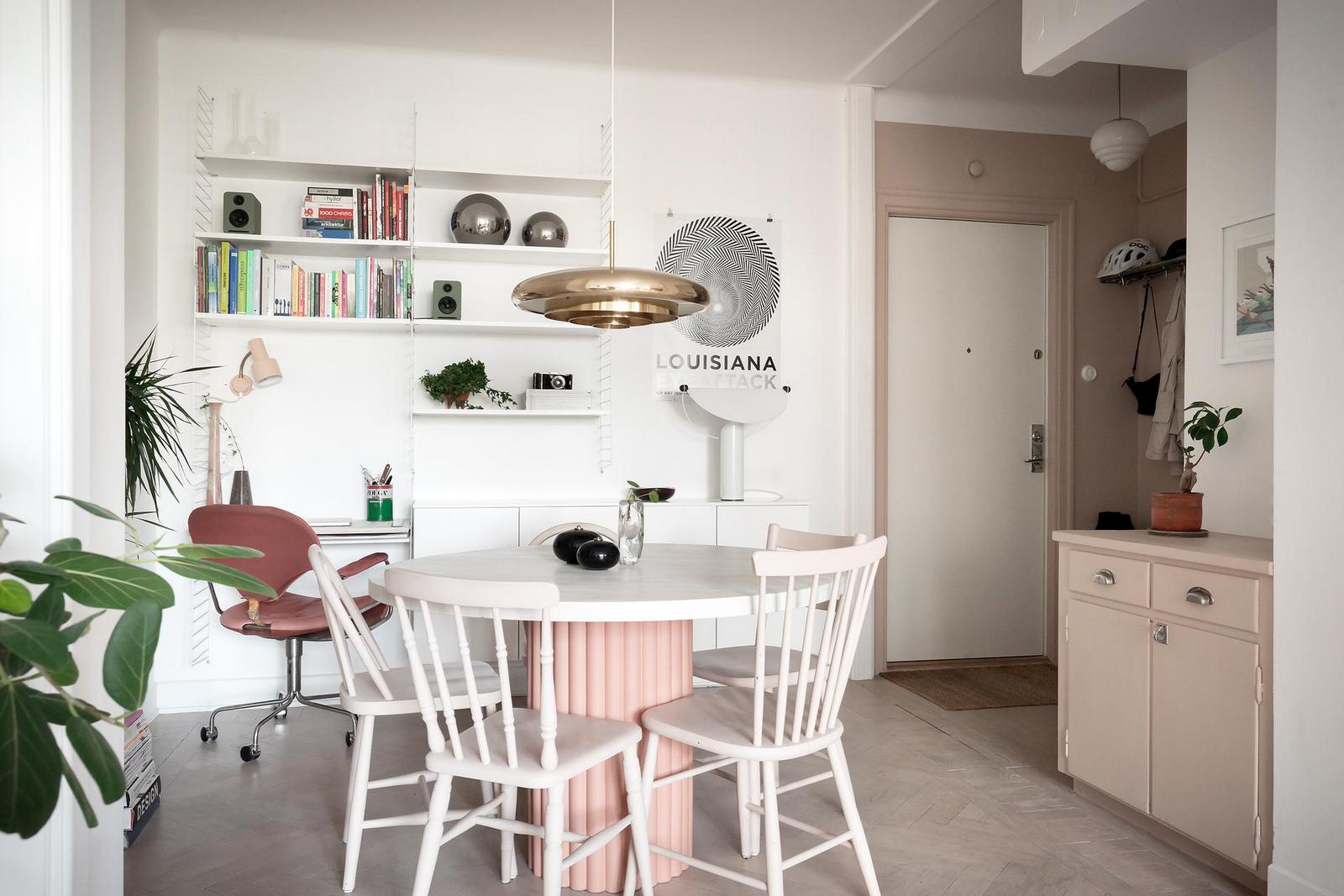 Pasztell színek, fa felületek, tárolóhely az ágy alatt: stílusos 48m2-es lakás jól szervezett térrel Pasztell színek, fa felületek, tárolóhely az ágy alatt: stílusos 48m2-es lakás jól szervezett térrel