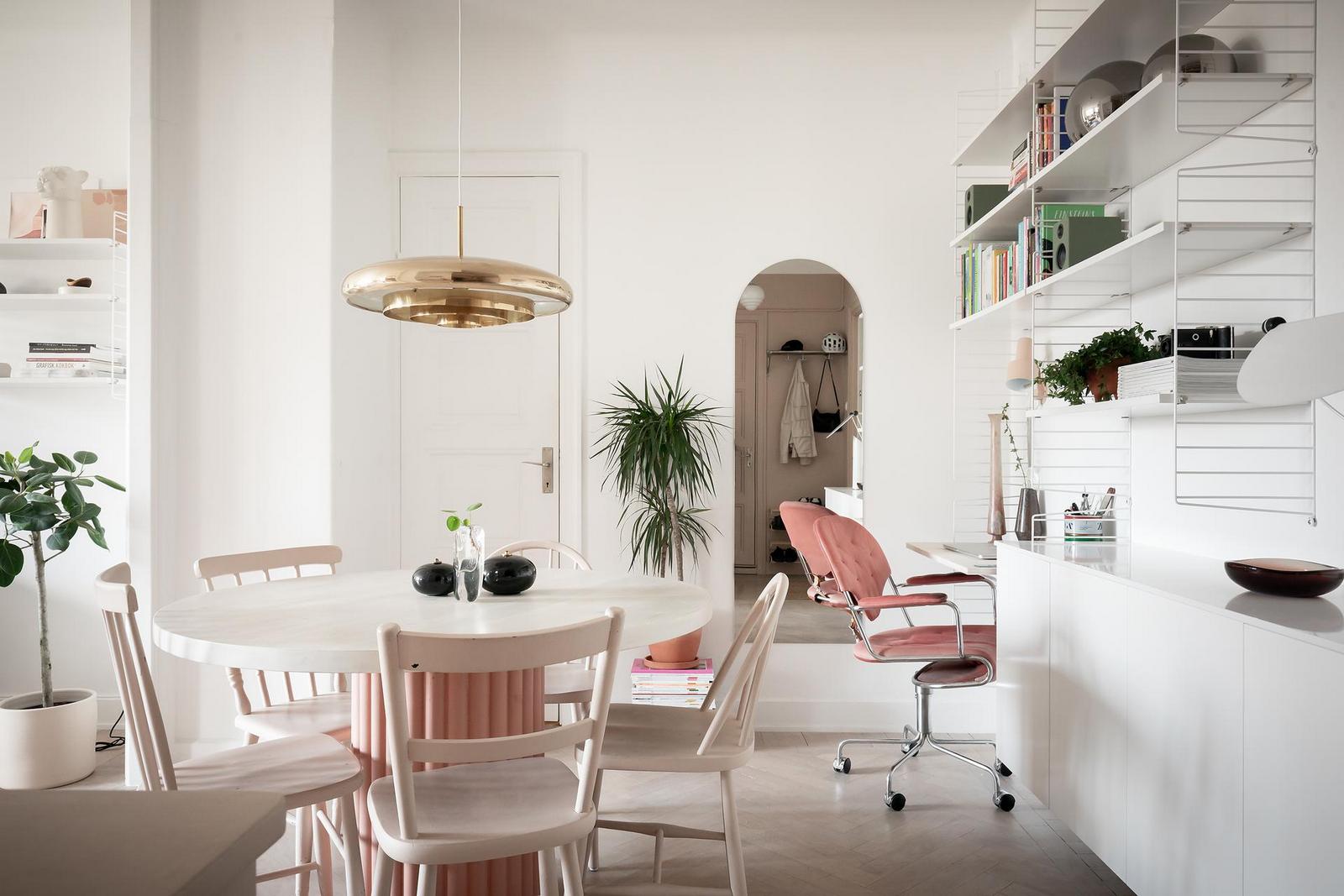 Pasztell színek, fa felületek, tárolóhely az ágy alatt: stílusos 48m2-es lakás jól szervezett térrel Pasztell színek, fa felületek, tárolóhely az ágy alatt: stílusos 48m2-es lakás jól szervezett térrel