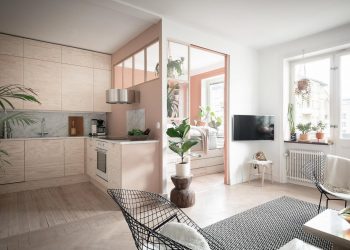 Pasztell színek, fa felületek, tárolóhely az ágy alatt: stílusos 48m2-es lakás jól szervezett térrel